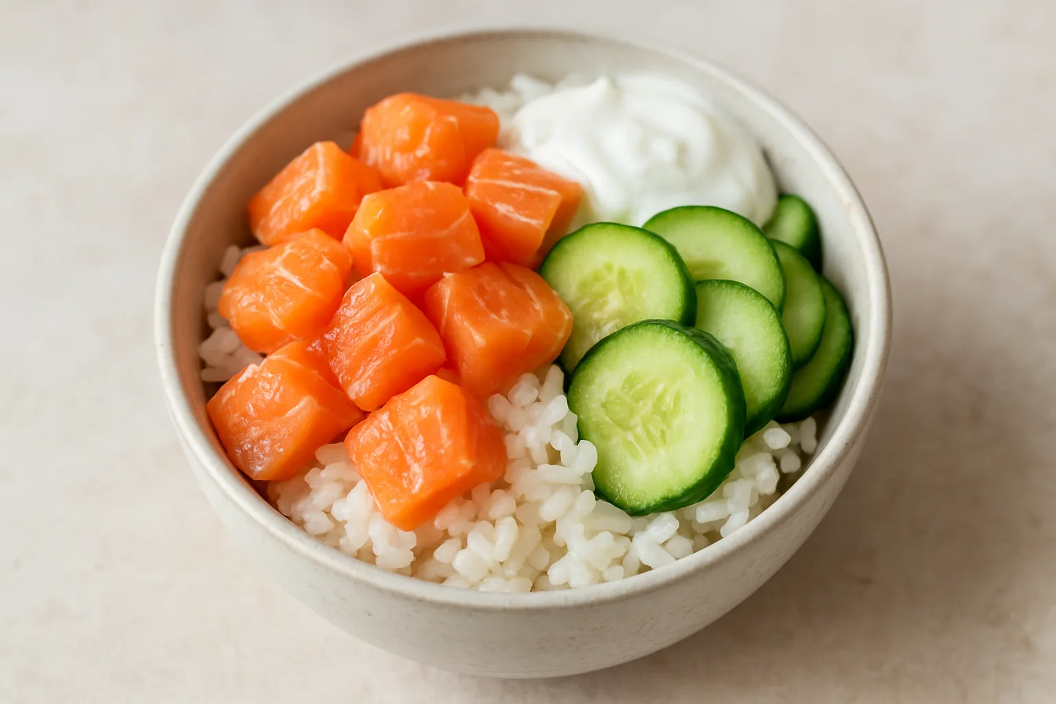Kleine Lachs-Reis-Bowl mit Gurke und Joghurt-Dip