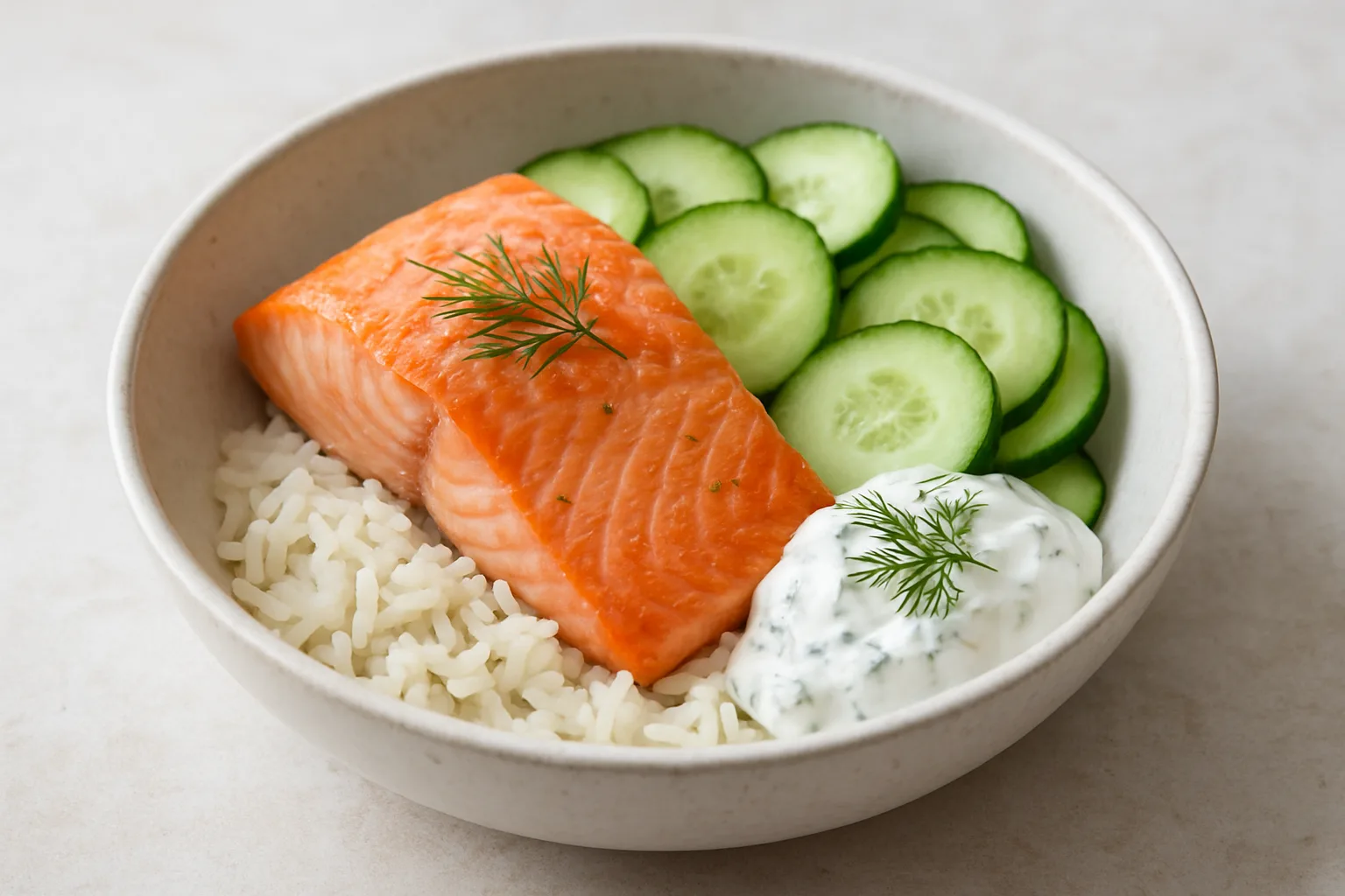Kleine Lachs-Gurken-Bowl mit Reis und cremigem Dill-Skyr