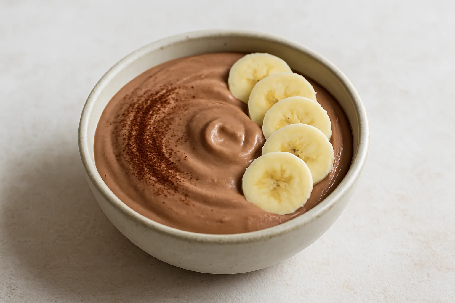 Cremige Skyr-Kakao-Creme mit Bananenscheiben